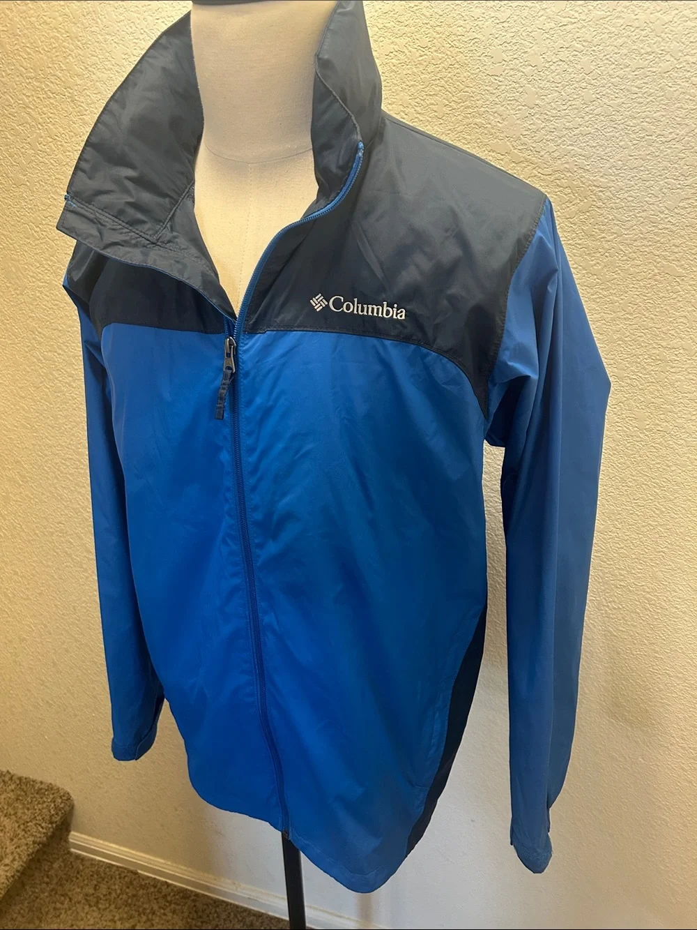 Men’s Columbia Two-Tone Blue Windbreaker Style Jacket Size Medium
